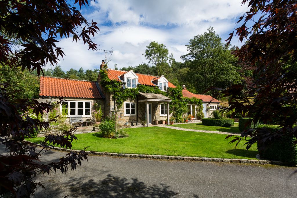 Property photo 2 of 31 Front Exterior