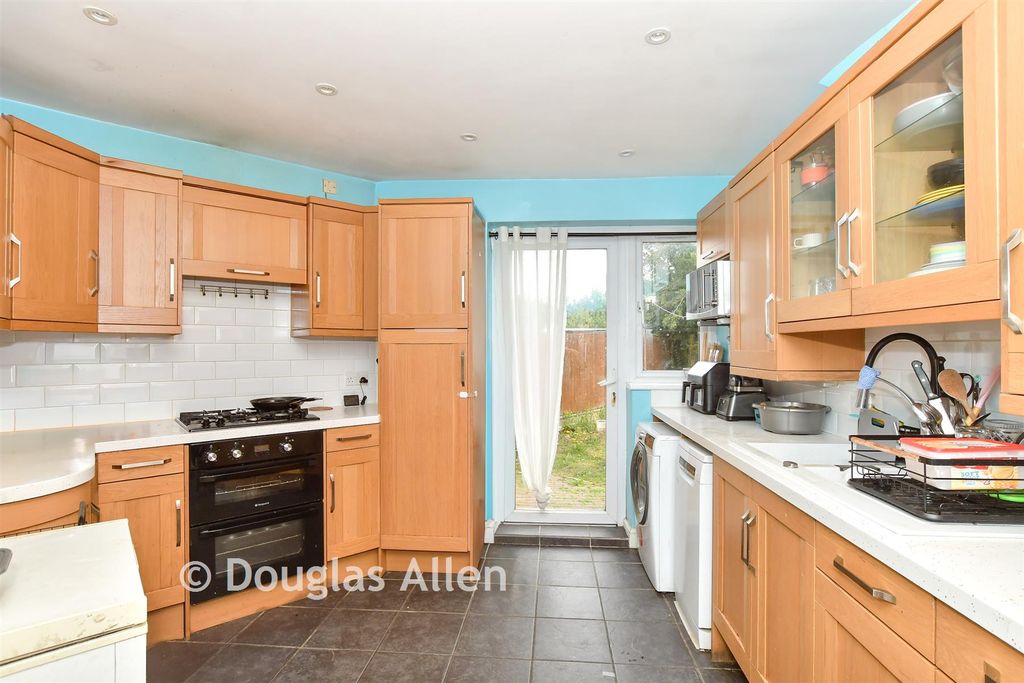 Property photo 3 of 11 Kitchen