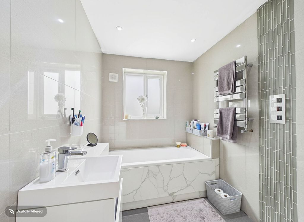 Property photo 3 of 32