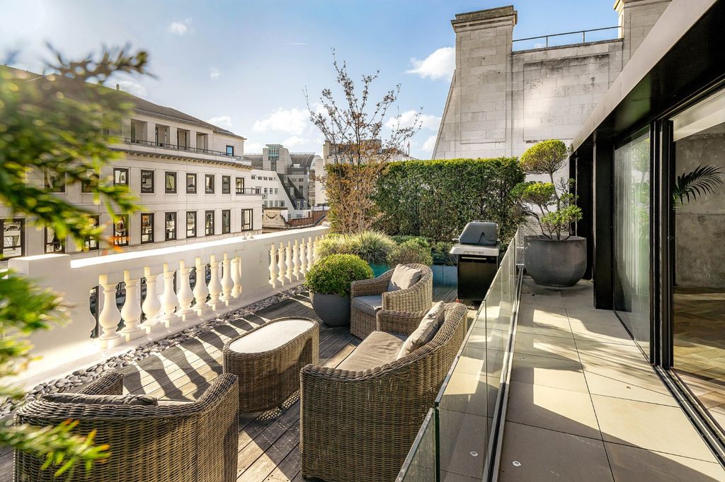 Property photo 1 of 15 Indoor-Outdoor Space