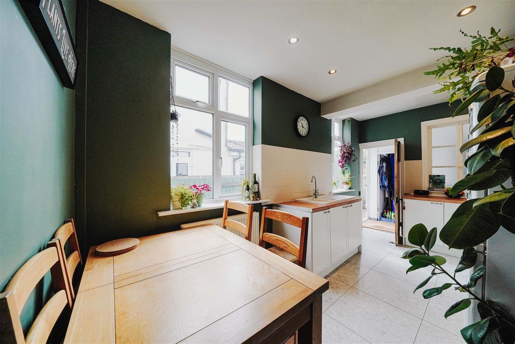 Property photo 3 of 24 Breakfast Kitchen