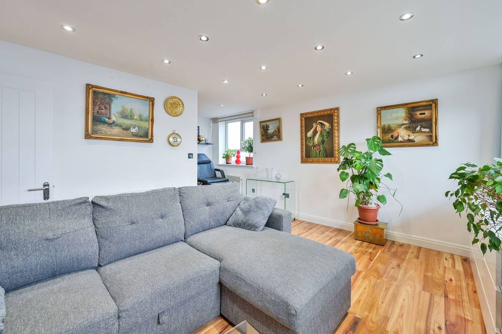 Property photo 3 of 11