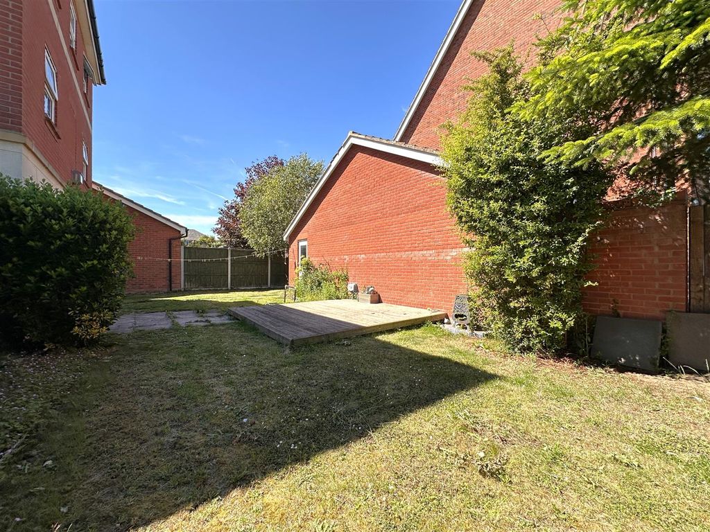 Property photo 3 of 21 Rear Garden 576