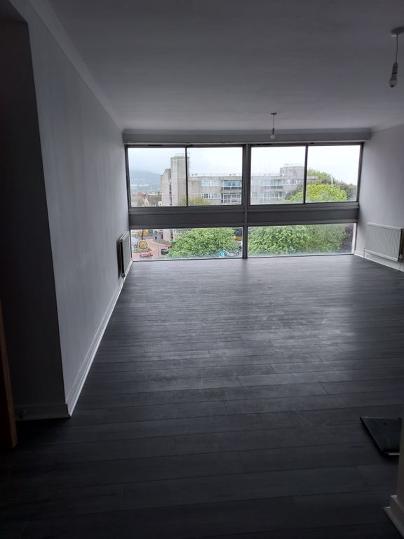 Property photo 1 of 12 Lounge