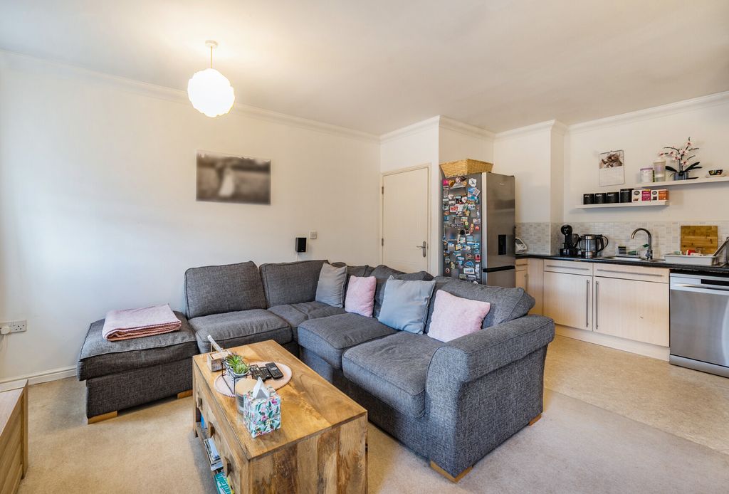 Property photo 3 of 18 1375970-11-690E06...