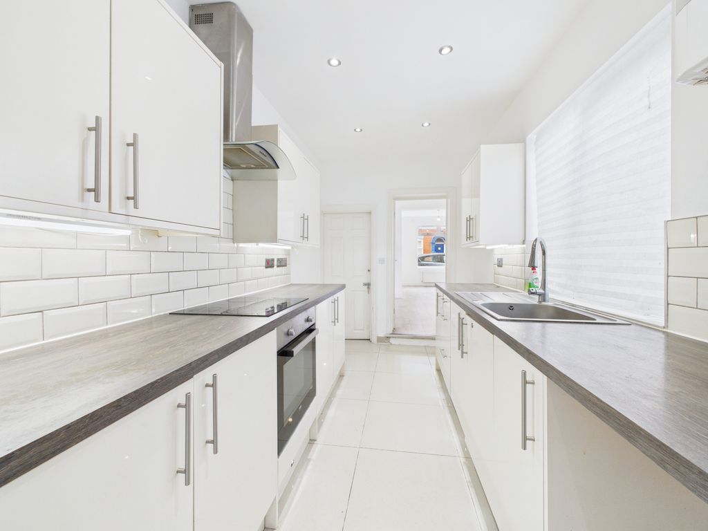 Property photo 3 of 11 Kitchen