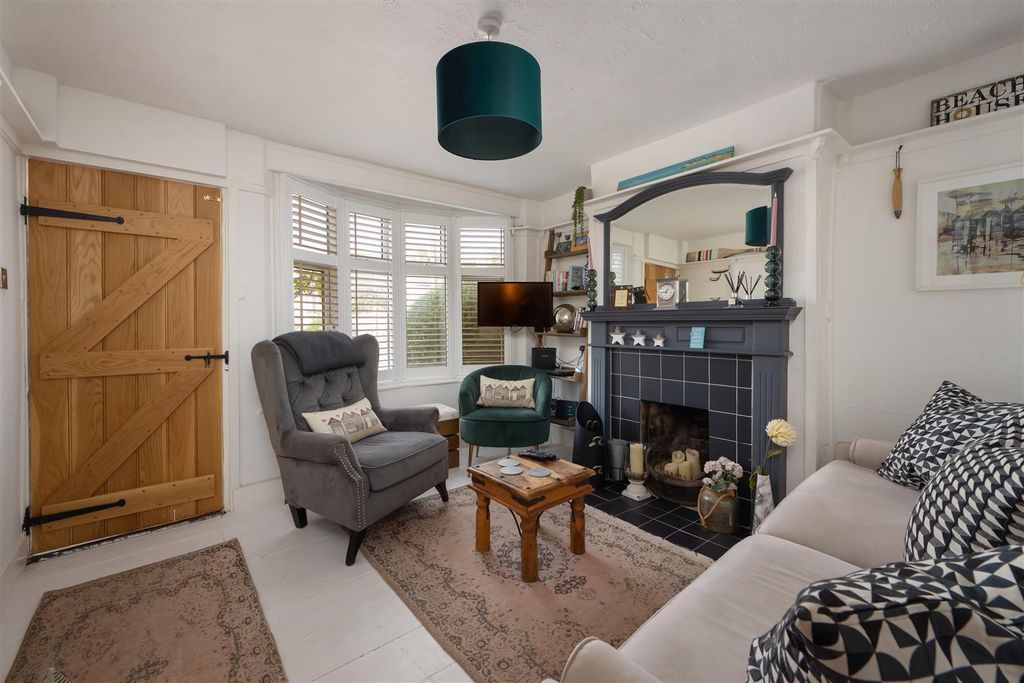 Property photo 3 of 17 Marine Gap, Whitstable