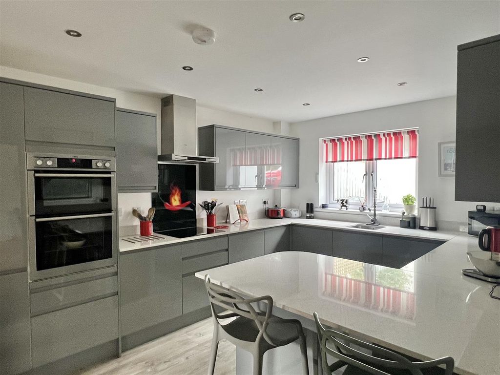 Property photo 2 of 23 Kitchen:
