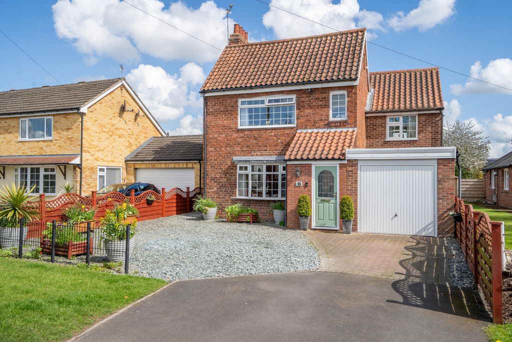 Property photo 1 of 19 Front (Exterior)