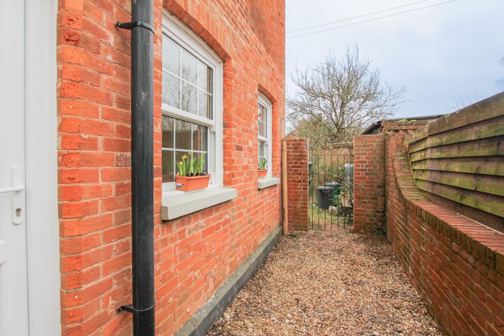Property photo 2 of 10 Courtyard