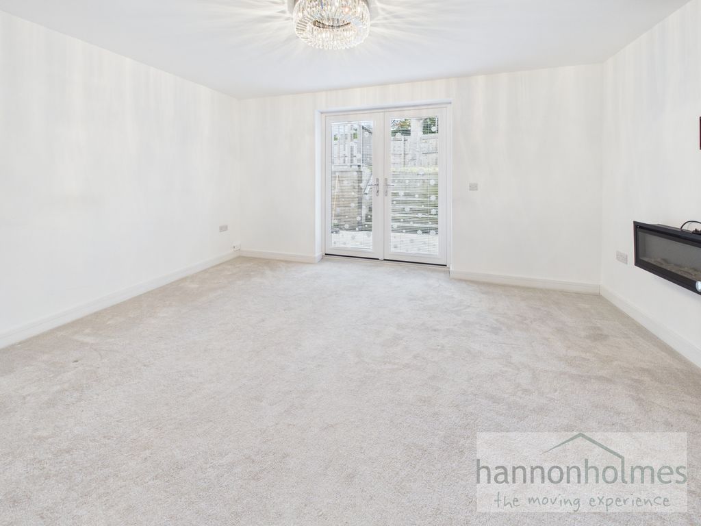 Property photo 3 of 32 Cam05283G0-Pr0204-Still001