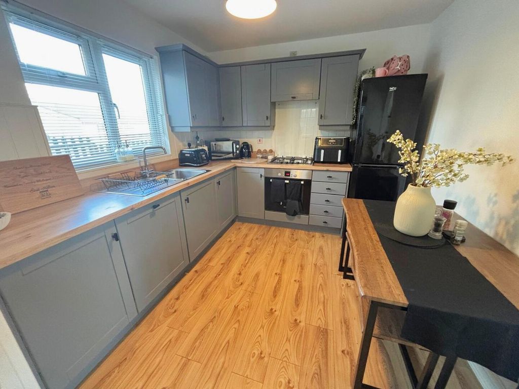 Property photo 3 of 13 Kitchen