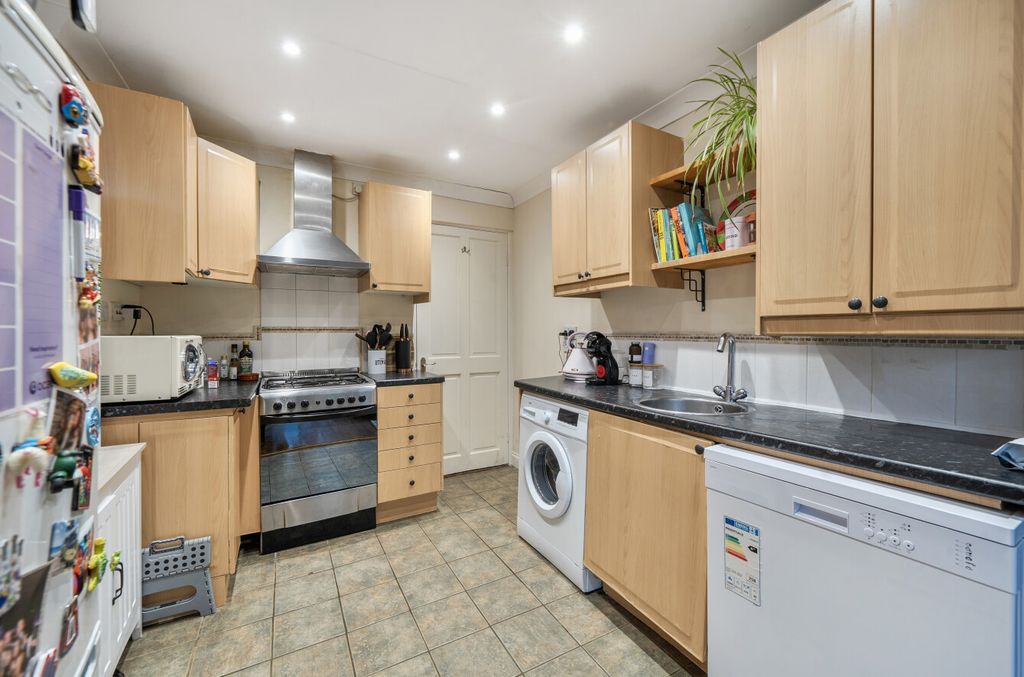 Property photo 2 of 14 1389052-8-693c2F3...