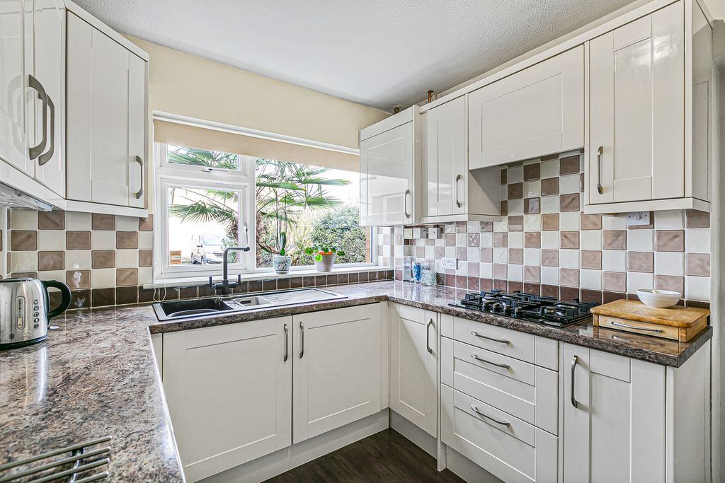 Property photo 3 of 25 Kitchen