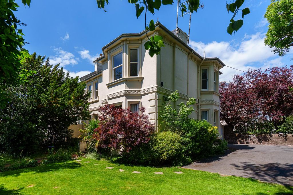 Property photo 1 of 17 Flat 5, 38 Shelley Road-3.Jpg