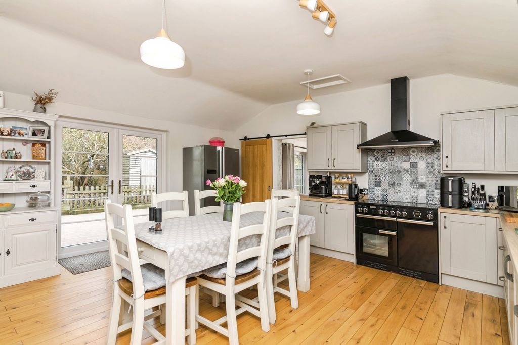 Property photo 2 of 20 Kitchen