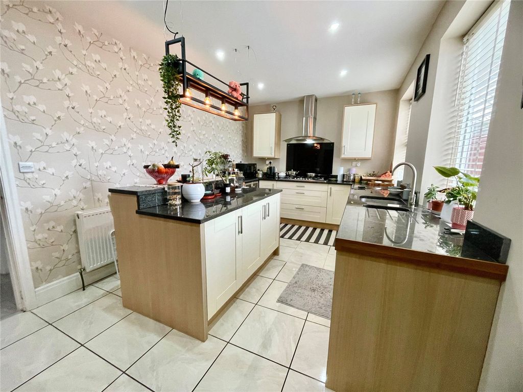 Property photo 2 of 16 Dining Kitchen