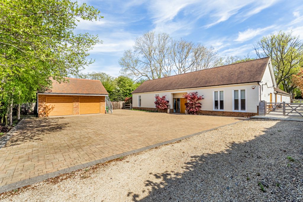 Property photo 1 of 44 Northchurch Common, Berkhamsted