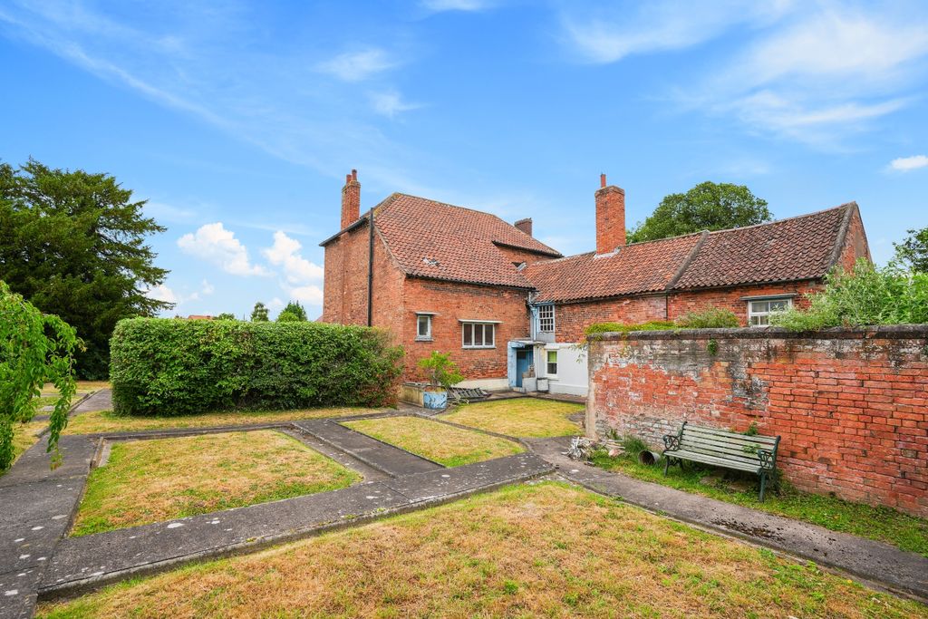 Property photo 1 of 24 Ewemove Estate Agent Scunthorpe South - Rear Side