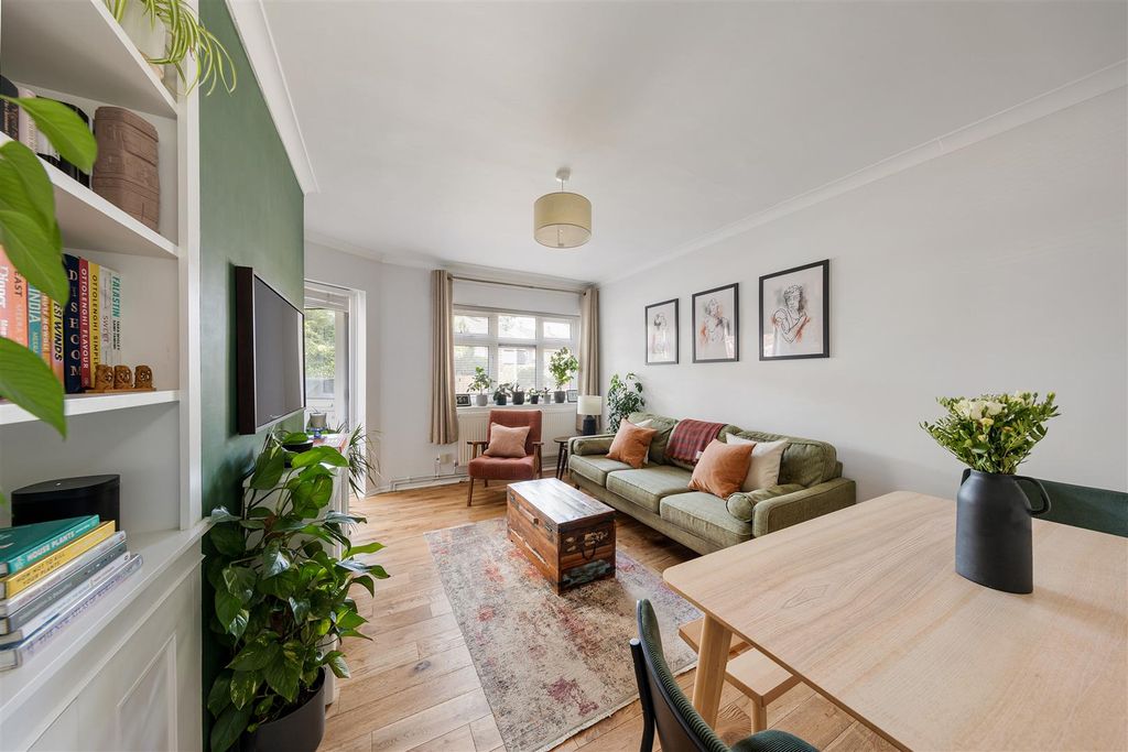 Property photo 1 of 28 Hermitage Walk, E18