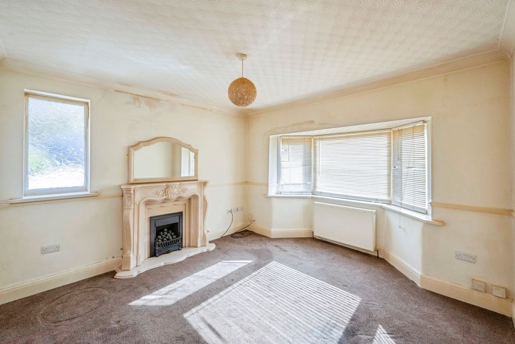 Property photo 3 of 16 Lounge