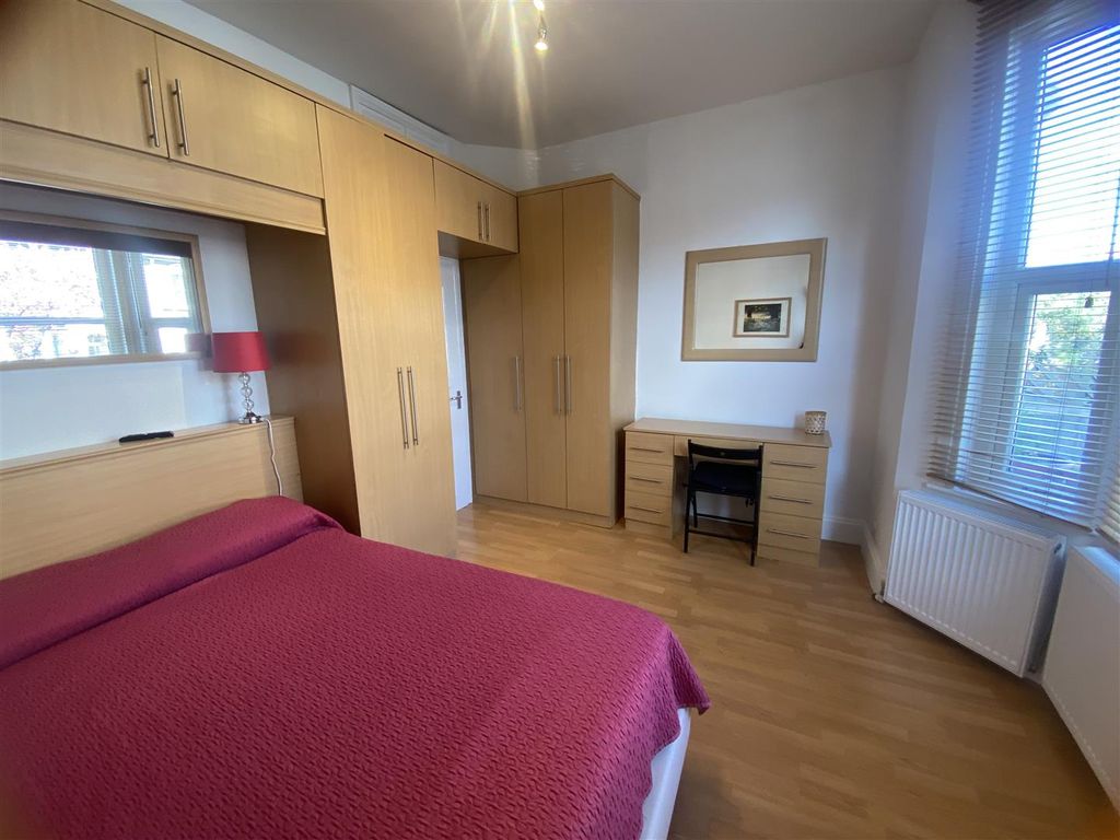 Property photo 2 of 6 Bedroom