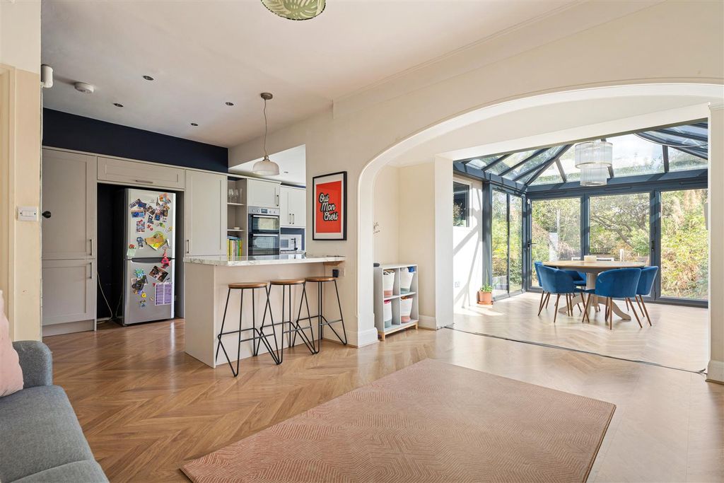 Property photo 3 of 48 Buckingham Road, E11
