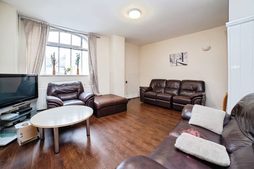 Property photo 2 of 17 Photo
