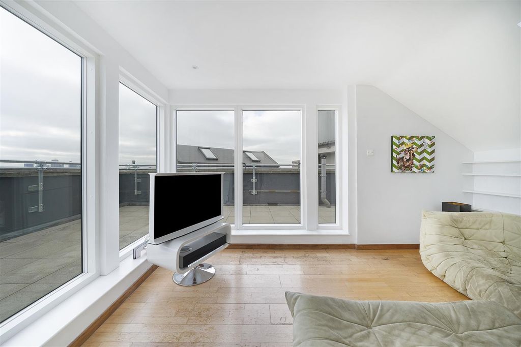 Property photo 3 of 25 Sunroom