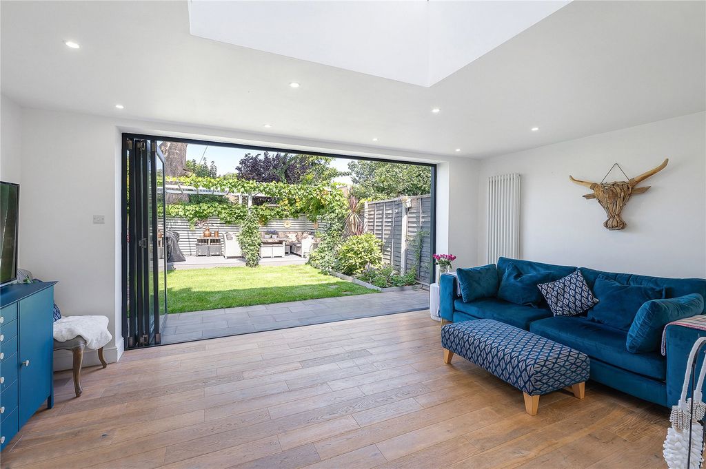 Property photo 3 of 16 Out To Garden