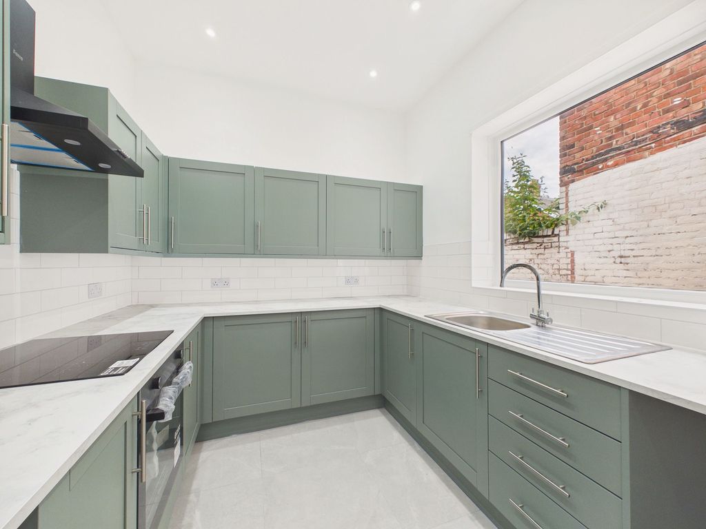 Property photo 3 of 12 Kitchen