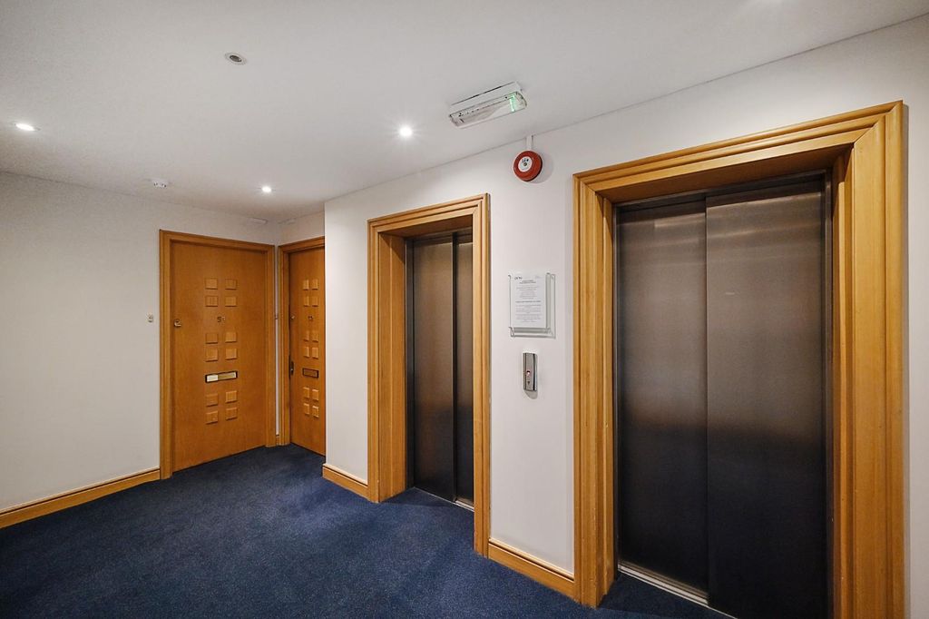 Property photo 2 of 10 King-Henrys-Reach-Common-Parts (2).Jpg