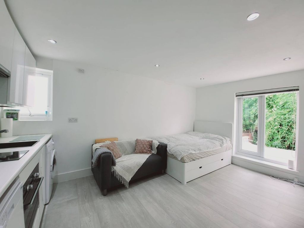 Property photo 1 of 10 Studio Flat For Rent