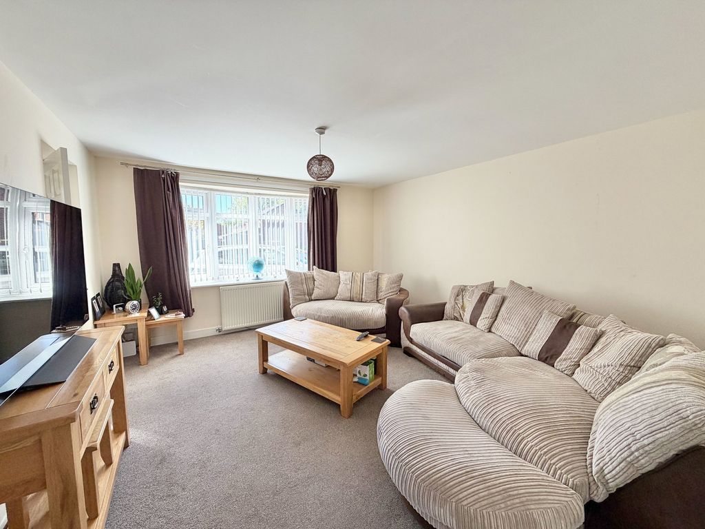 Property photo 2 of 28