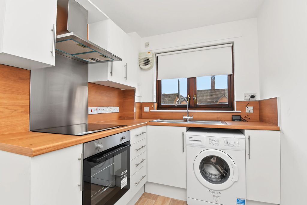 Property photo 3 of 10 Kitchen