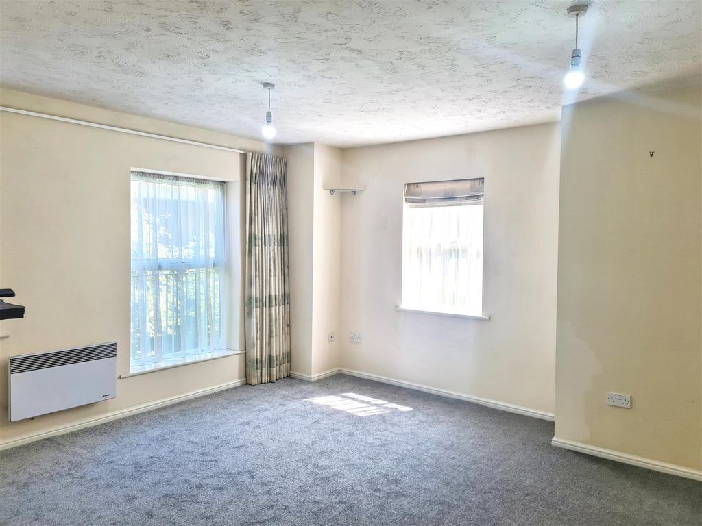 Property photo 3 of 9 20260619143126_20260619-Interior-18-c1Sav4Xbhiy4Vd