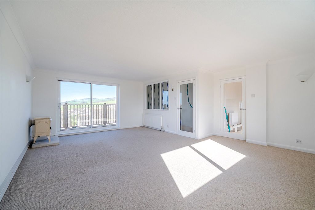 Property photo 3 of 20 Lounge