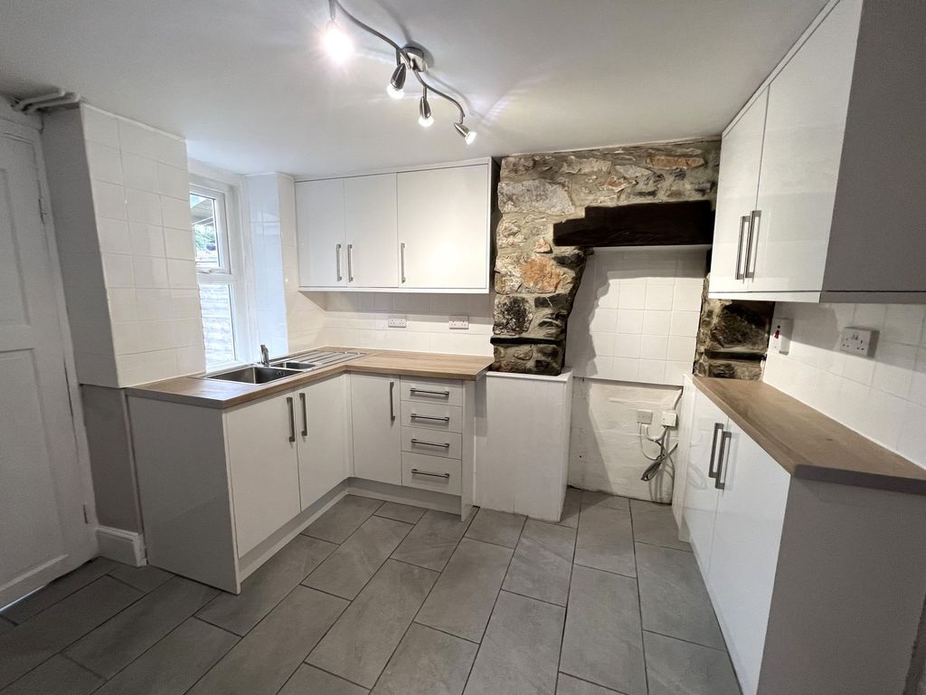 Property photo 3 of 7 Kitchen