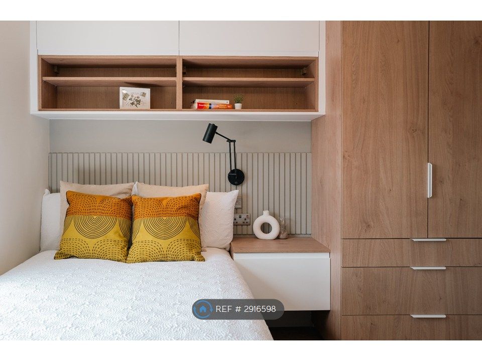 Property photo 1 of 17 Room 6