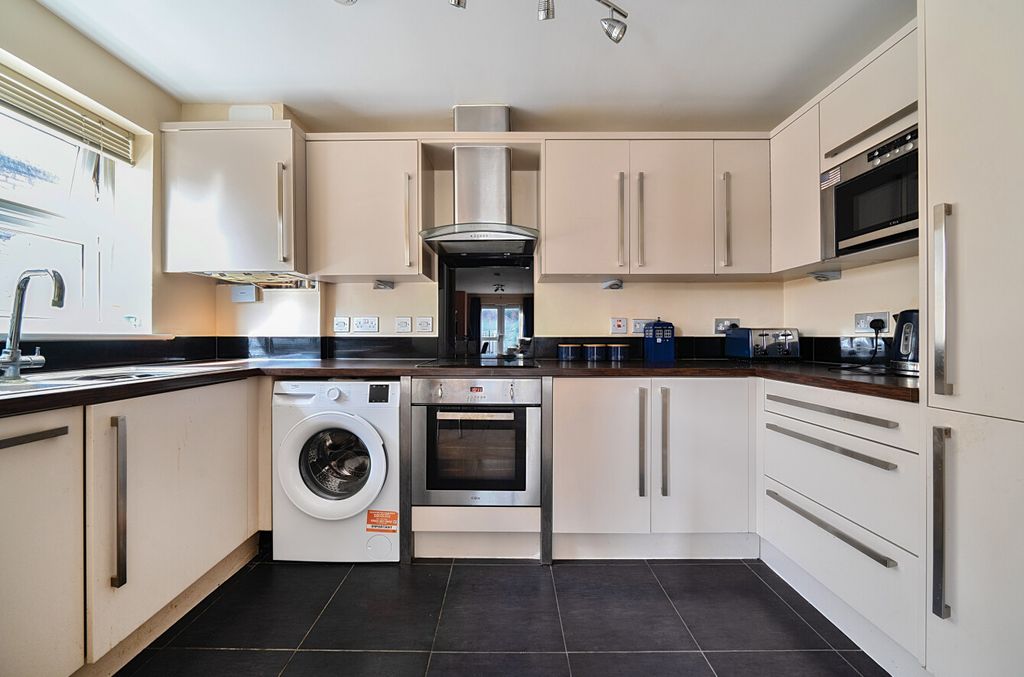 Property photo 3 of 12 Kitchen3