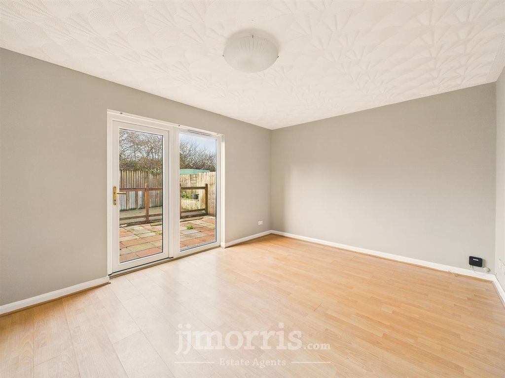 Property photo 3 of 17 Lounge