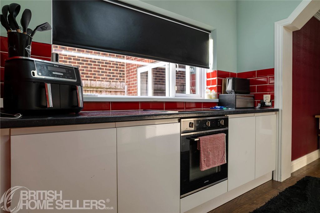 Property photo 2 of 21 Picture No. 14