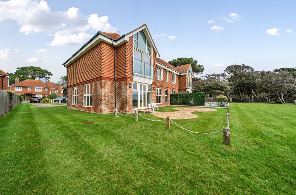 Property photo 1 of 12 1381289-20-692477...