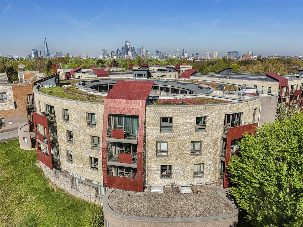 Property photo 1 of 23 Robinia House