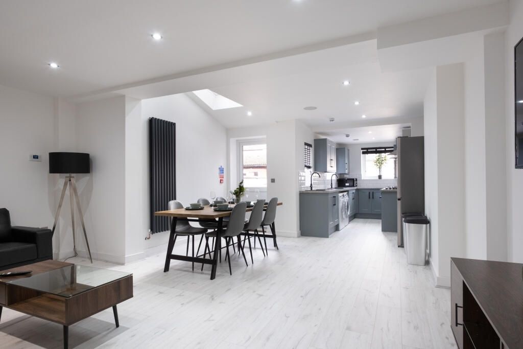 Property photo 3 of 15 Bright And Spacious Contemporary Open-Plan Living ...