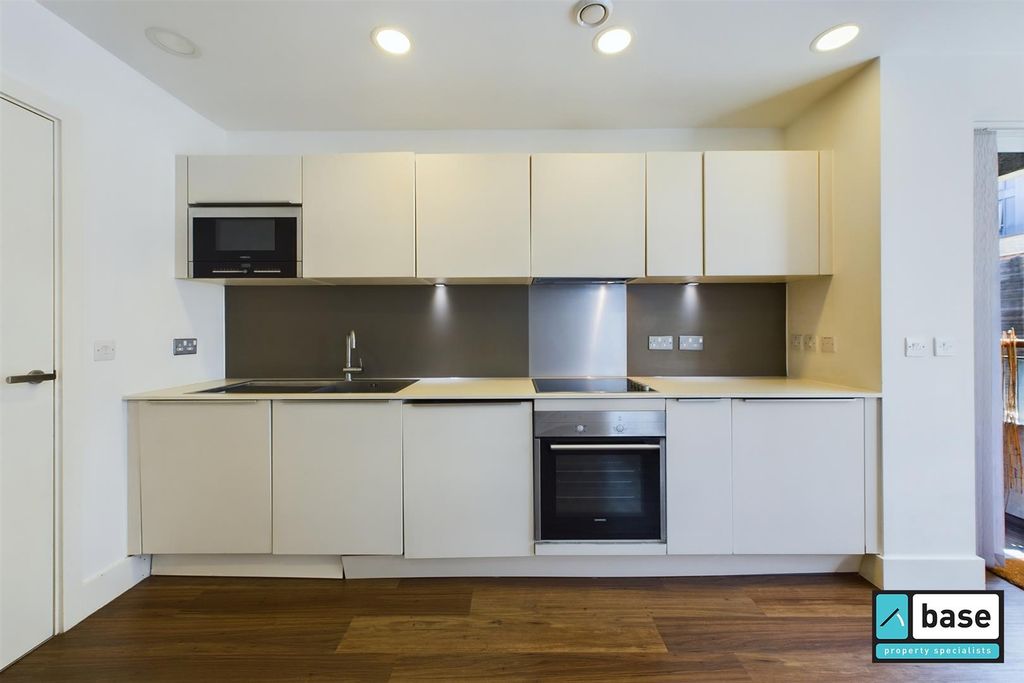 Property photo 3 of 21 Kitchen