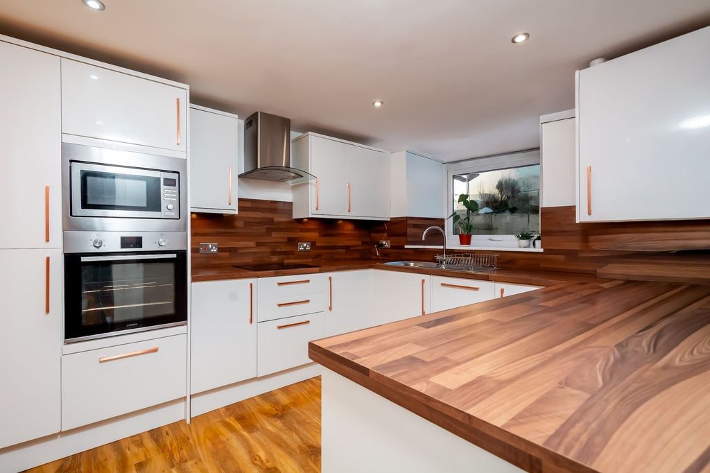 Property photo 3 of 27 Kitchen