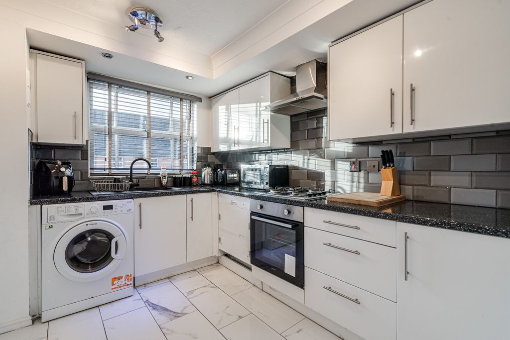 Property photo 2 of 16 3778009