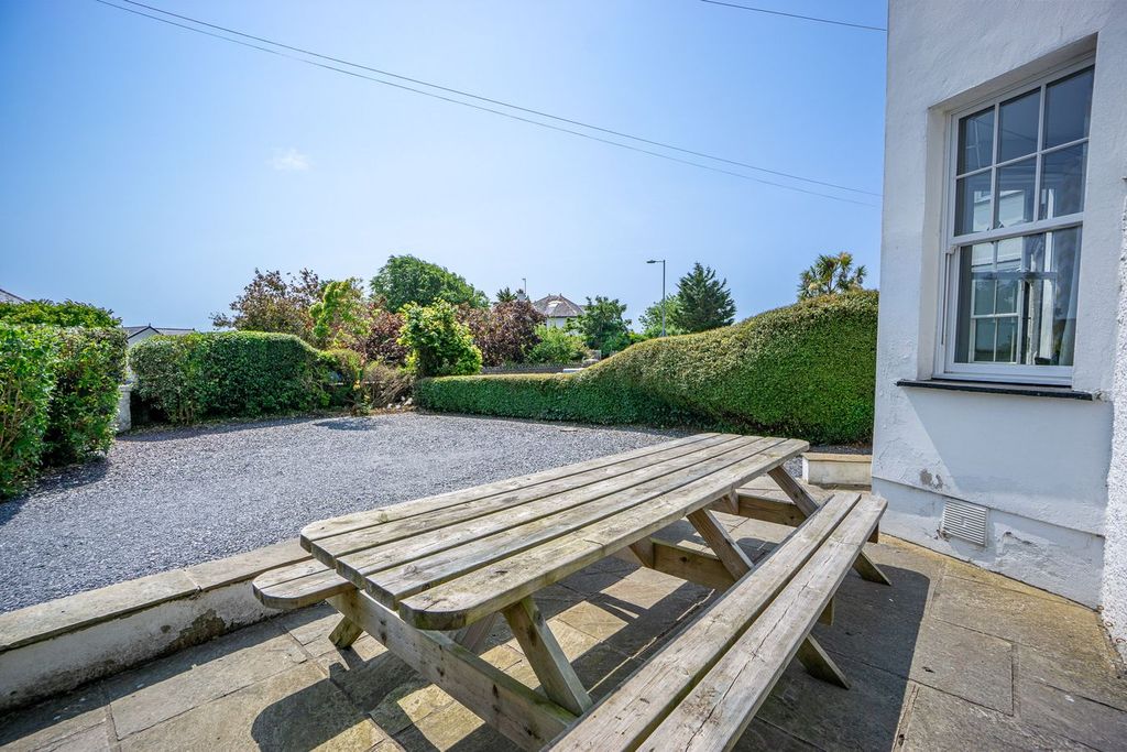 Property photo 2 of 33