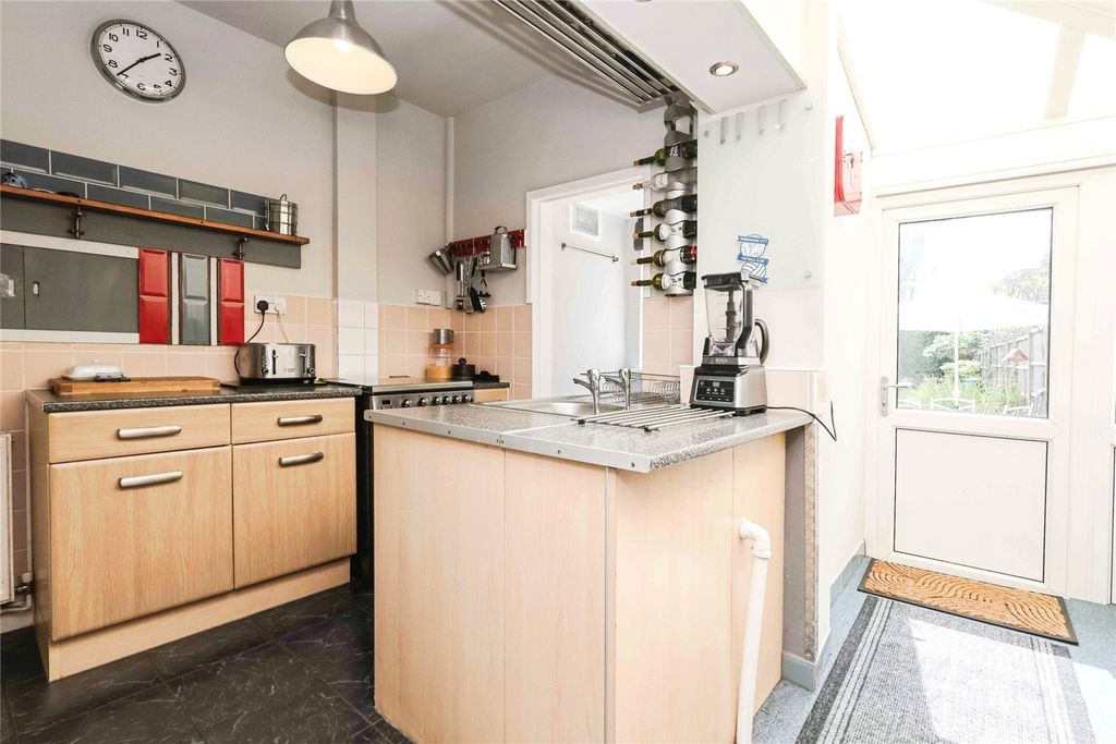 Property photo 3 of 17 Kitchen